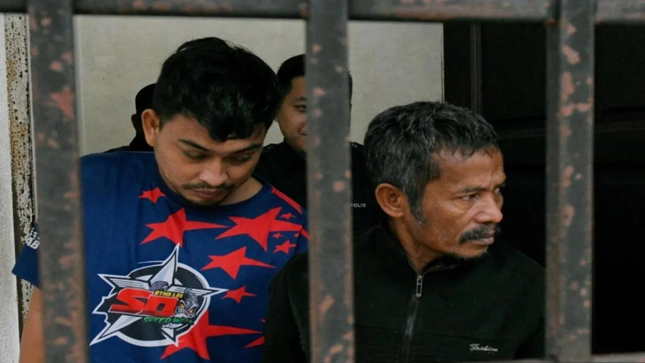 Dua lelaki warga Indonesia, Junaidi, 51, (kanan) dan Irfansyah, 30, (kiri) didakwa di Mahkamah Majistret hari ini atas dua pertuduhan mengedar dadah jenis methamphetamine seberat 147.188 kilogram di perairan Teluk Kumbar, dua minggu lepas. Mahkamah menetapkan 30 September depan sebagai tarikh sebutan semula kes dan serahan Taporan kimia selain tidak membenarkan kedua-dua tertuduh diikat jamin. --fotoBERNAMA (2026) HAK CIPTA TERPELIHARA