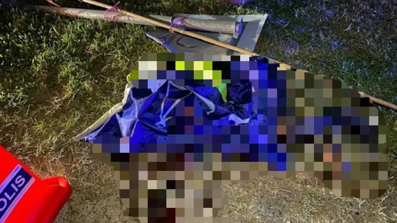 SEREMBAN - Seorang lelaki maut dipercayai dilanggar lari ketika sedang memasang bendera parti di Jalan Kuala Sawah-Rantau berhampiran Kampung Belangkan di sini pada petang Ahad.  Kejadian jam 6.40 petang itu melibatkan sebuah lori dan mangsa berusia 23 tahun.