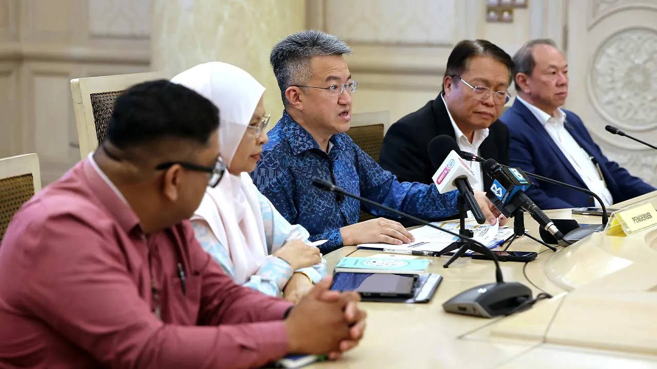 PUTRAJAYA, 23 Julai -- Timbalan Menteri Kewangan Liew Chin Tong (tengah) pada sidang media selepas mempengerusikan sesi libat urus bersama anggota Persekutuan Persatuan Peniaga Barangan Elektrik Malaysia (FOMEDA) di Kementerian Kewangan, hari ini.   --fotoBERNAMA (2026) HAK CIPTA TERPELIHARA