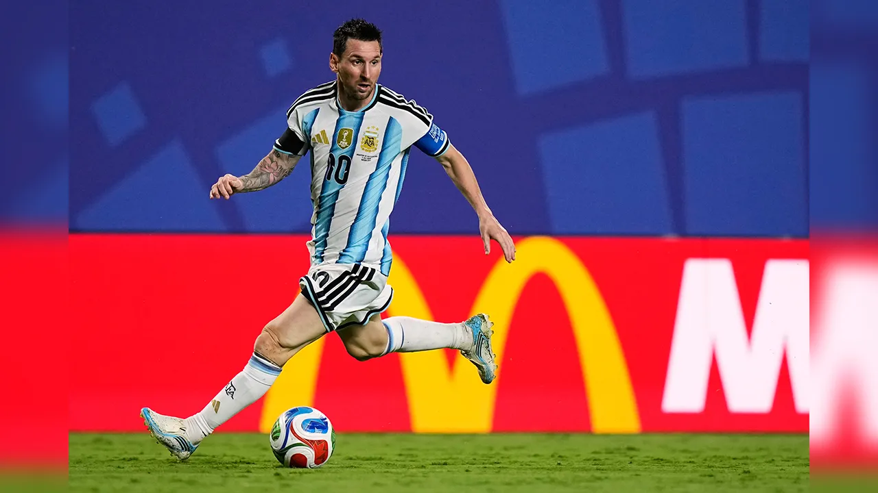 Argentina's Lionel Messi (10) dribbles the ball during the World Cup quarterfinal soccer match against Switzerland in Kansas City, Mo., Saturday, July 11, 2026. (AP Photo/Charlie Riedel)