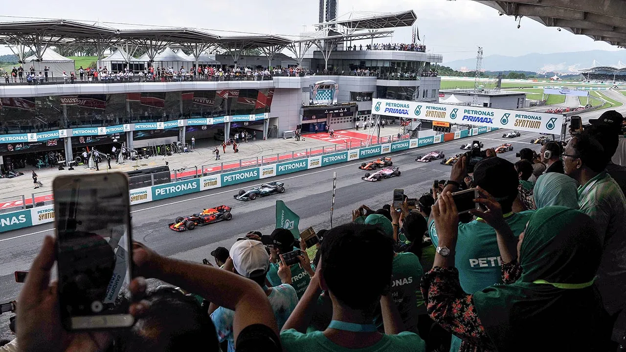SEPANG, 1 Okt -- AKHIR… Para pelumba beraksi ketika dilepaskan pada perlumbaan pusingan ke-15 Grand Prix F1 Sepang 2017 di Litar Antarabangsa Sepang hari ini. Tempat kedua pelumba dari Mercedes AMG Petronas, Lewis Hamilton dan tempat ketiga pelumba dari Red Bull Racing, Daniel Ricciardo. Perlumbaan Petronas Malaysia Grand Prix F1 Sepang 2017 merupakan perlumbaan F1 terakhir di Malaysia setelah dianjurkan selama 23 tahun bermula tahun 1999. --fotoBERNAMA