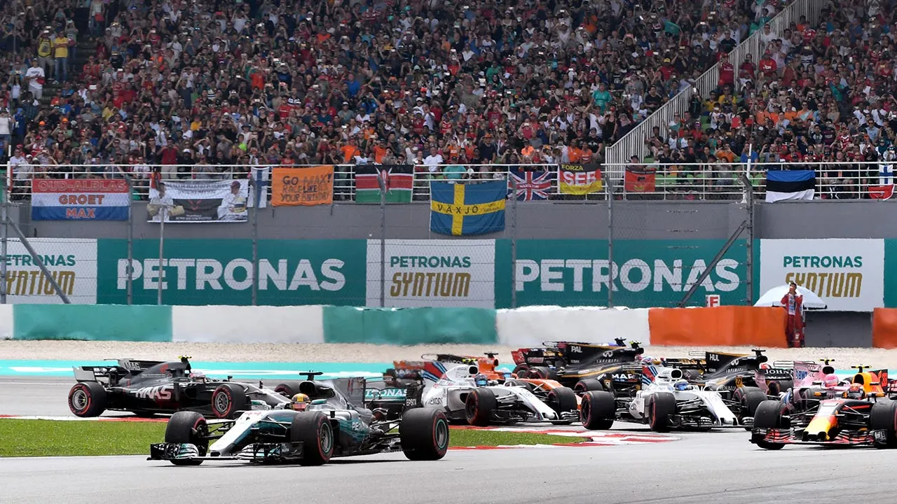 SEPANG, 1 Okt -- Perlumbaan pusingan ke-15 Grand Prix F1 Sepang 2017 bermula di Litar Antarabangsa Sepang hari ini. --fotoBERNAMA