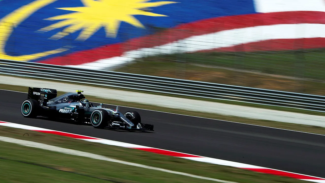 SEPANG, 30 Sept -- Pelumba pasukan Mercedes AMG Petronas Nico Rosberg ketika sesi latihan bebas menjelang Perlumbaan Formula One (F1) Petronas Malaysian Grand Prix di Litar Antarabangsa Sepang (SIC) hari ini. -- fotoBERNAMA 