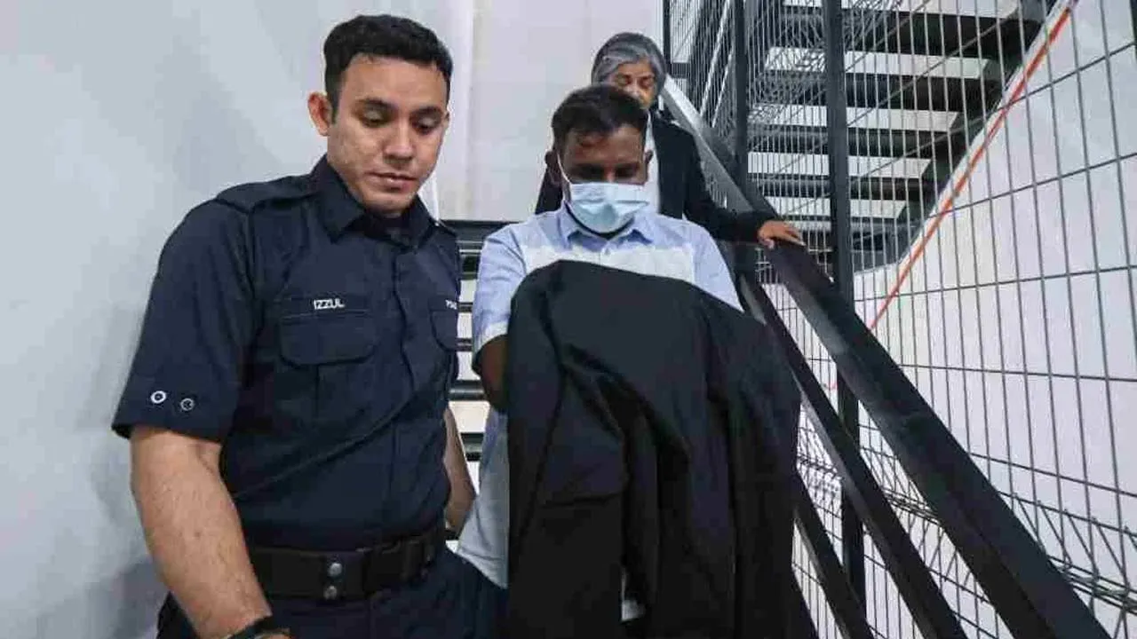 Logeswaran (kanan) mengaku tidak bersalah di Mahkamah Majistret Ipoh pada Rabu atas tuduhan menipu rekod pengeluaran minyak sawit mentah sebuah syarikat dalam kejadian dua tahun lalu.