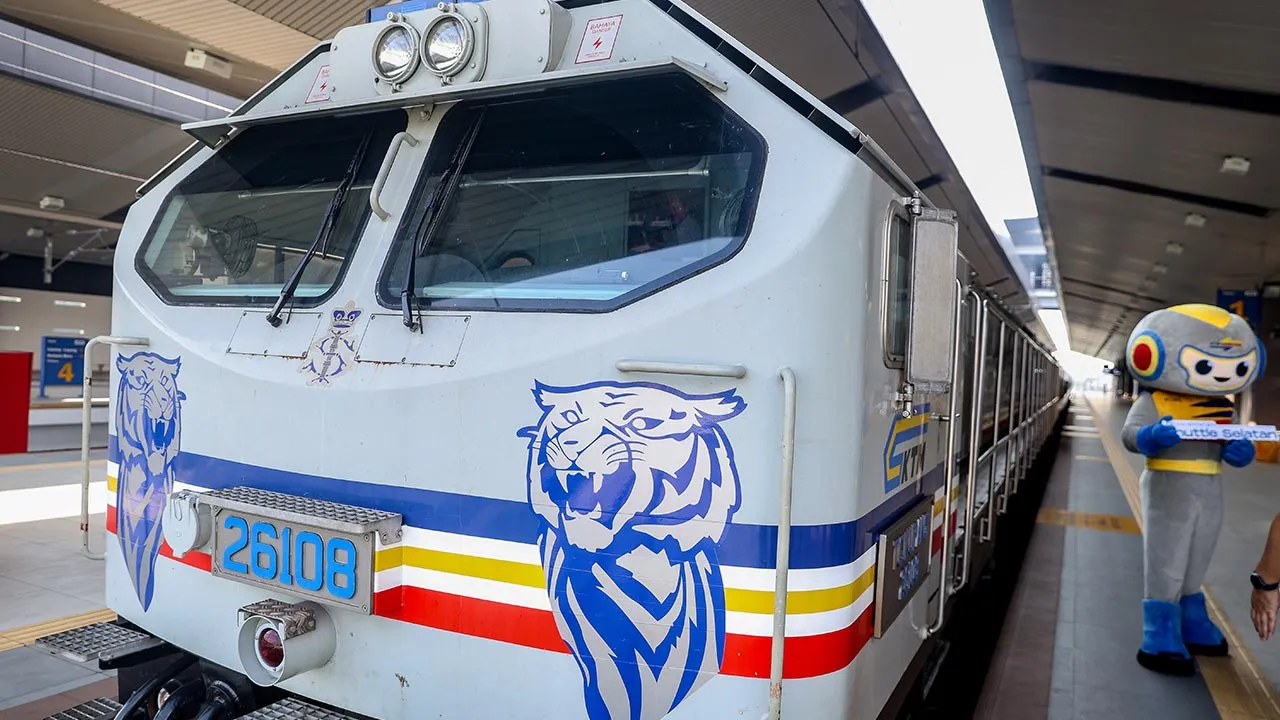JOHOR BAHRU, 22 Julai -- Familiarisation Trip Shuttle Selatan melibatkan laluan JB Sentral-Kulai-Kempas Baru-Pasir Gudang pada 19 hingga 20 Julai lepas apabila berpeluang melihat dari dekat aset yang pernah dipandu Sultan Ibrahim.  Setiap kali Shuttle Selatan meninggalkan stesen, tidak ramai menyedari lokomotif Kelas 26 atau Blue Tiger bernombor 26108 berkod Tanjung Kupang yang menarik tren itu pernah dipandu sendiri oleh Yang di-Pertuan Agong Sultan Ibrahim, yang juga memiliki Lesen Memandu Lokomotif Berku