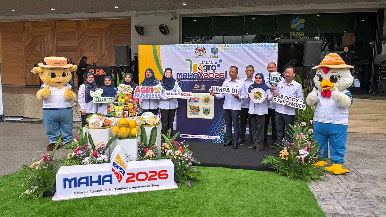 KUALA LUMPUR, 27 Julai -- Timbalan Ketua Pengarah (Khidmat Pengurusan) Lembaga Pemasaran Pertanian Persekutuan (FAMA) Shahrizan Sudiman (lima,kanan) bersama Ahli Lembaga Pengarah FAMA Suzilawaty Shuib (lima, kiri) dan Pengarah Kanan Bahagian Galakan Pasaran dan Kepenggunaan FAMA Asmizah Jaafar (tiga, kanan) merasmikan Program Jualan Agro MADANI (JAM) Edisi FAMA@MAHA2026 di ibu pejabat FAMA hari ini.  --fotoBERNAMA (2026) HAK CIPTA TERPELIHARA
