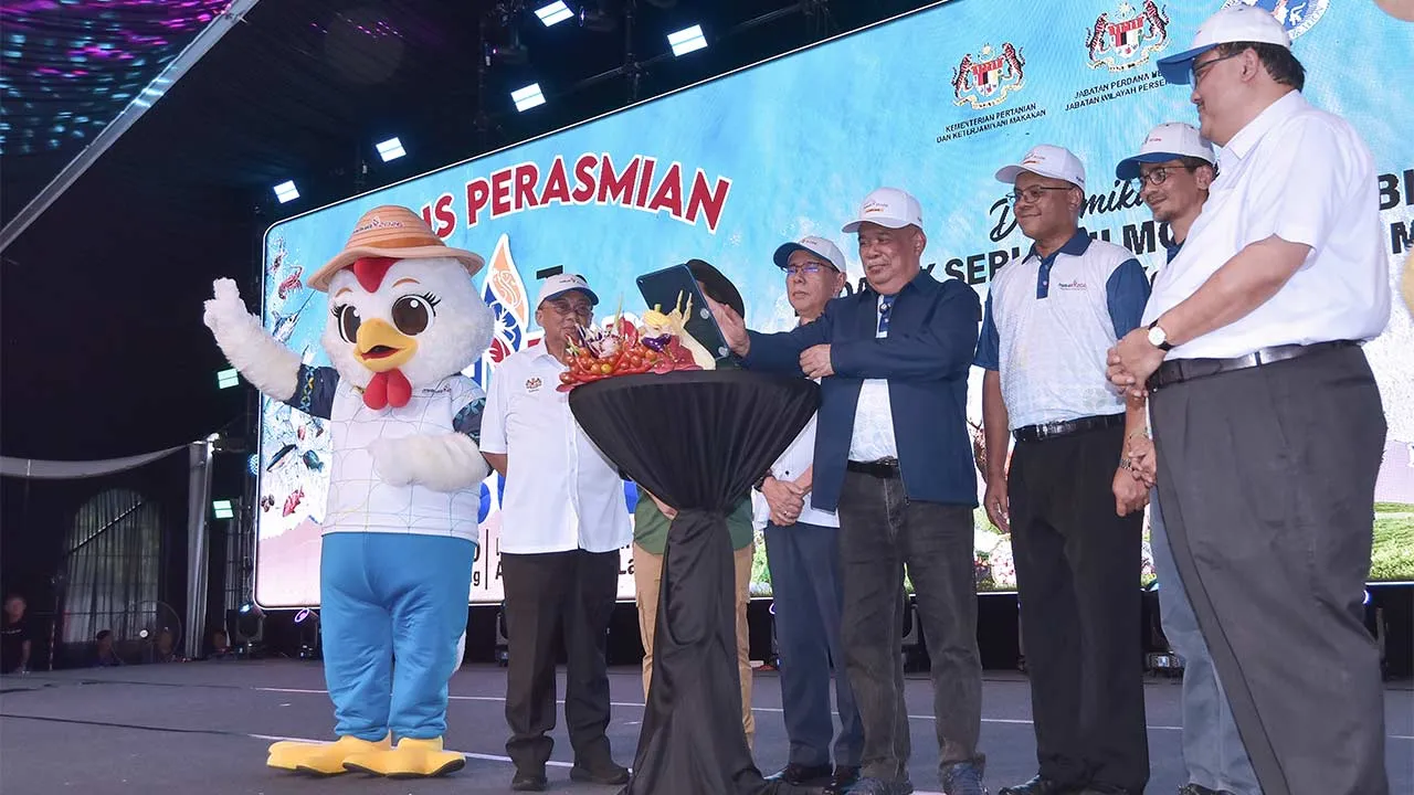 LABUAN, 25 Julai -- Menteri Pertanian dan Keterjaminan Makanan, Datuk Seri Mohamad Sabu (empat, kanan) menyempurnakan Majlis Perasmian Program Road To MAHA, Pameran Pertanian, Hortikultur dan Agropelancongan Malaysia, di sini hari ini.  --fotoBERNAMA (2026) HAK CIPTA TERPELIHARA