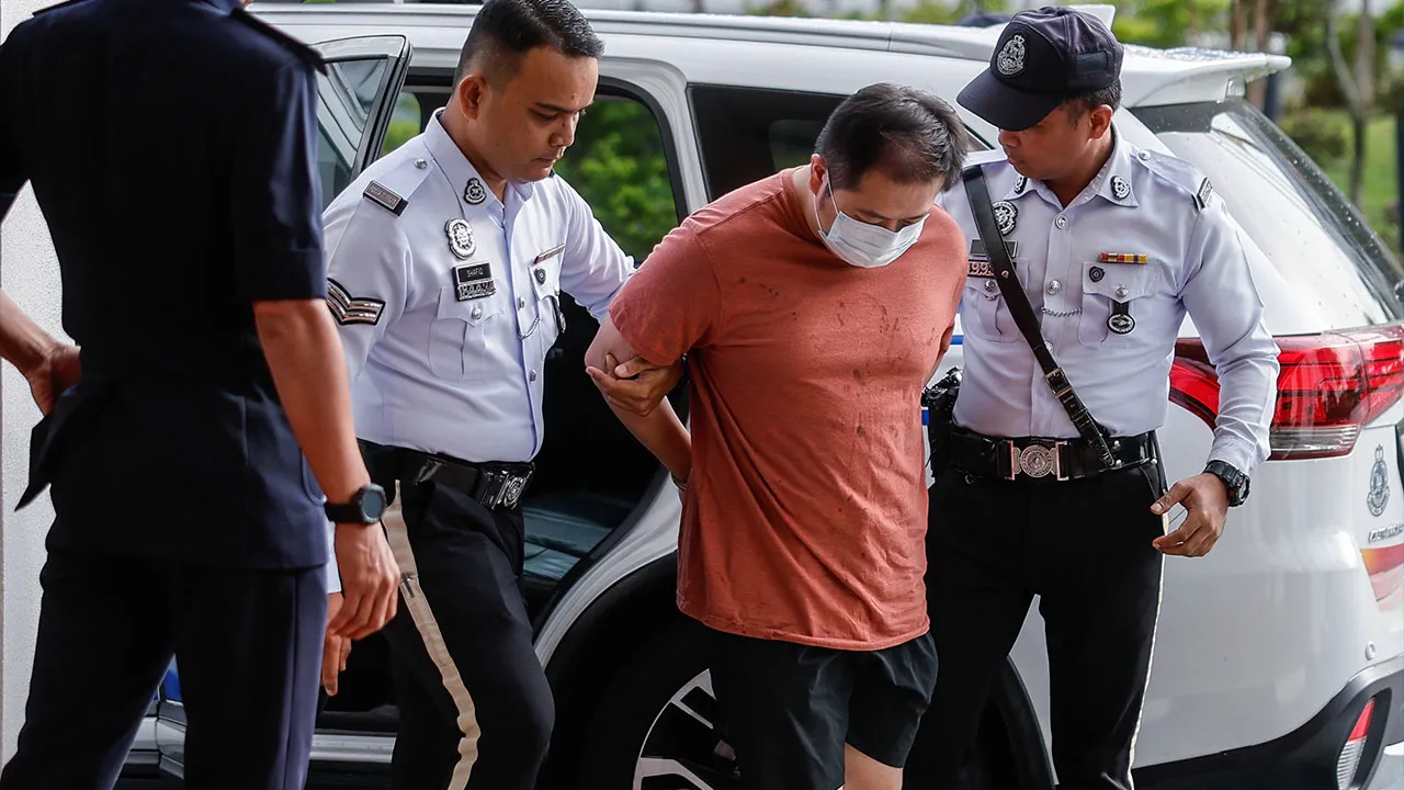 KLANG, 18 Mei -- Pembantu perancang acara sambilan Low Kean Peng mengaku tidak bersalah di Mahkamah Majistret di sini hari ini atas pertuduhan memandu di bawah pengaruh alkohol sehingga menyebabkan seorang penghantar p-panggilan cedera parah, minggu lepas._BERNAMA