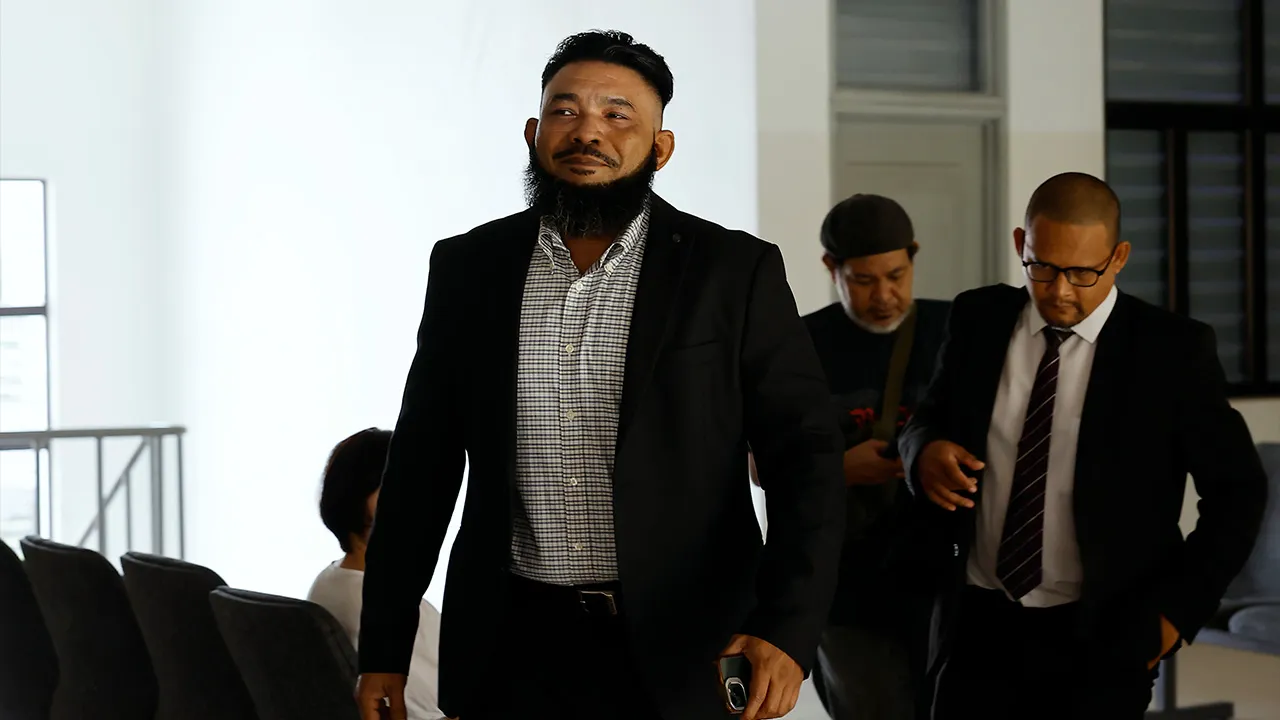 SEPANG, 30 Julai -- Mahkamah Sesyen di sini hari ini memerintahkan penulis blog Wan Muhammad Azri Wan Deris (kiri) atau lebih dikenali sebagai Papagomo membela diri atas pertuduhan menerbitkan hantaran palsu berkaitan 11 Ahli Parlimen Parti Keadilan Rakyat (PKR) yang didakwa menarik sokongan terhadap Presiden PKR Datuk Seri Anwar Ibrahim merangkap Perdana Menteri.  --fotoBERNAMA (2026) HAK CIPTA TERPELIHARA