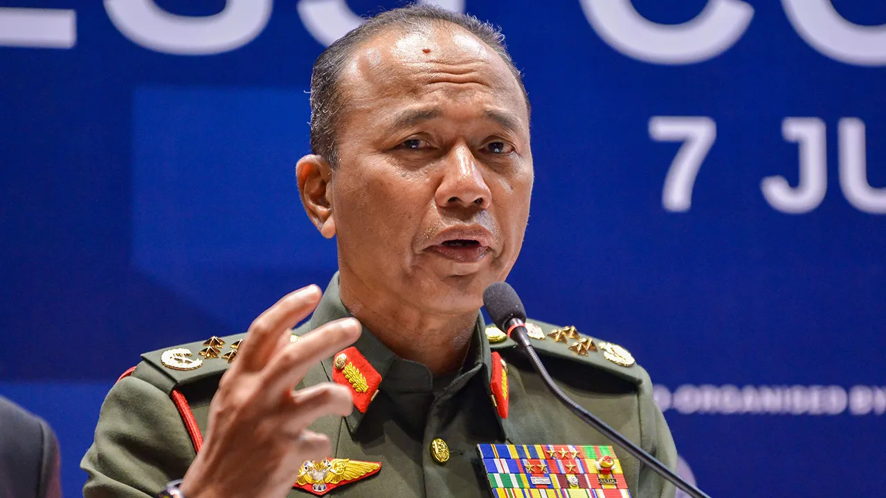 KUALA LUMPUR, 7 Julai -- Panglima Angkatan Tentera Jeneral Tan Sri Malek Razak Sulaiman bercakap kepada pemberita selepas menyempurnakan majlis pelancaran rasmi Pameran Maritim dan Aeroangkasa Antarabangsa Langkawi 2027 (LIMA'27) di Pusat Pameran dan Perdagangan Antarabangsa Malaysia (MITEC) hari ini._BERNAMA