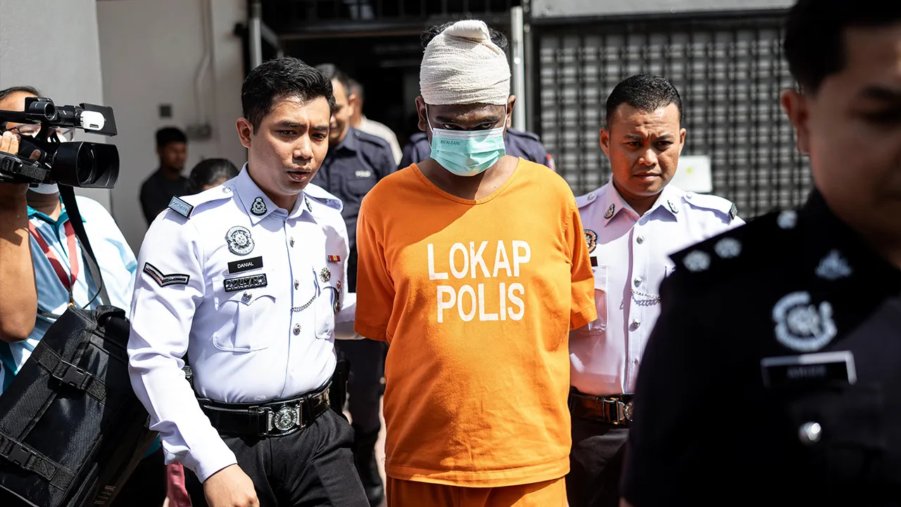TELUK INTAN, 30 Julai -- Pemandu kereta dalam kemalangan mengorbankan dua remaja perempuan di Jalan Padang Tembak pada Ahad lepas, R. Alex didakwa di Mahkamah Majistret di sini hari ini atas empat pertuduhan termasuk dua kesalahan membunuh remaja tersebut._BERNAMA