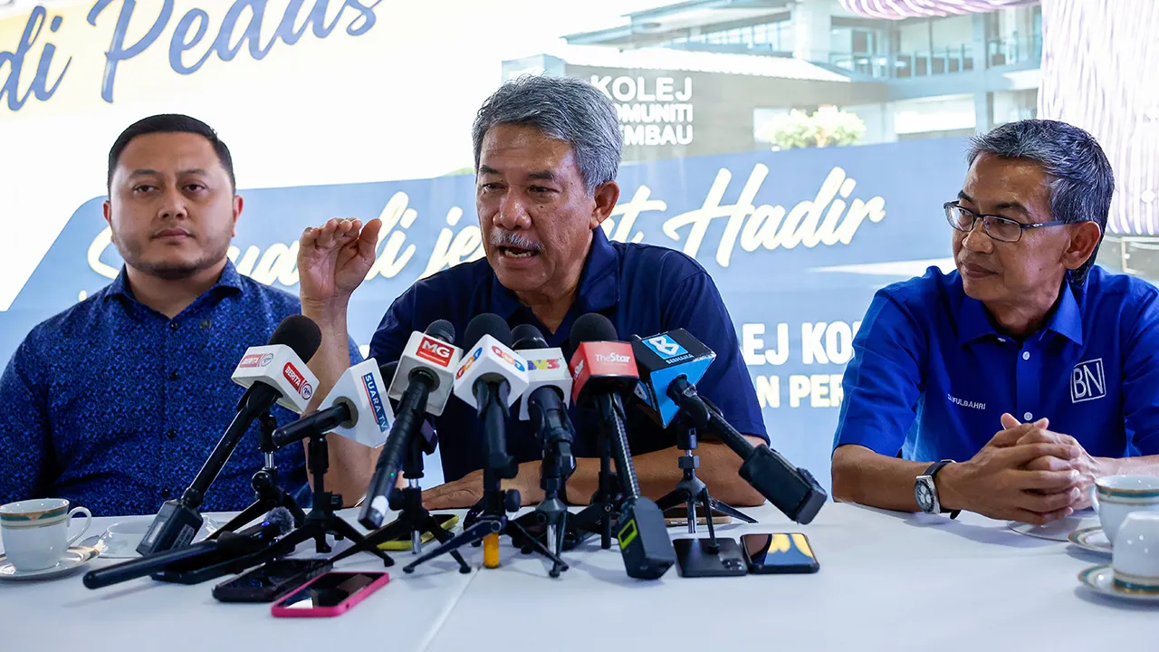 REMBAU, 23 Julai -- Timbalan Pengerusi Barisan Nasional (BN) Datuk Seri Mohamad Hasan bersama Calon BN bagi kerusi Dewan Undangan Negeri (DUN) Chembong, Datuk Zaifulbahri Idris (kanan) ketika sidang media selepas menghadiri Program 'Santai Bersama Tok Mat Hasan' di Kampung Pedas Tengah hari ini._BERNAMA
