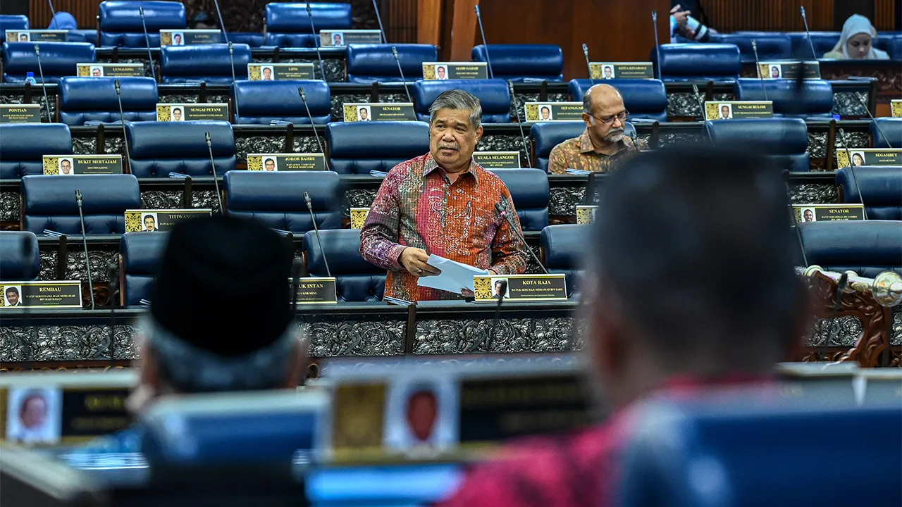 KUALA LUMPUR, 16 Julai -- Menteri Pertanian dan Keterjaminan Makanan Datuk Seri Mohamad Sabu menjawab soalan pada Mesyuarat Kedua, Penggal Kelima, Parlimen ke-15 Dewan Rakyat di Bangunan Parlimen hari ini._BERNAMA