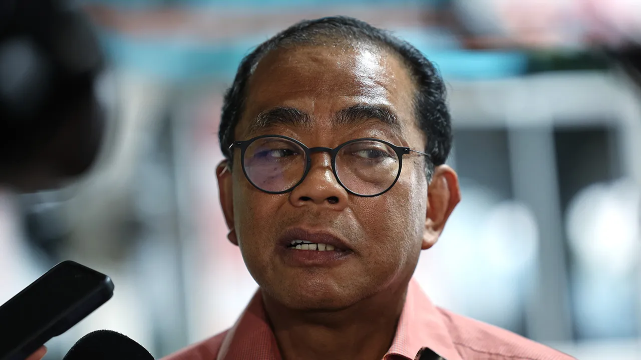 KOTA TINGGI, 5 Julai -- Menteri Pertahanan Datuk Seri Mohamed Khaled Nordin menjawab soalan media selepas menyempurnakan pelancaran Program Ilmu dan Muafakat (PIKAT) di Masjid Jamek Al-Faizin Felda Air Tawar 2 hari ini.  Program ini merupakan inisiatif strategik oleh Kementerian Pertahanan dan Angkatan Tentera Malaysia (ATM) melalui Kor Agama Angkatan Tentera (KAGAT) bagi memperkukuh hubungan antara anggota tentera dengan komuniti setempat.  Pelbagai aktiviti keagamaan dan kemasyarakatan diadakan, termasuk 