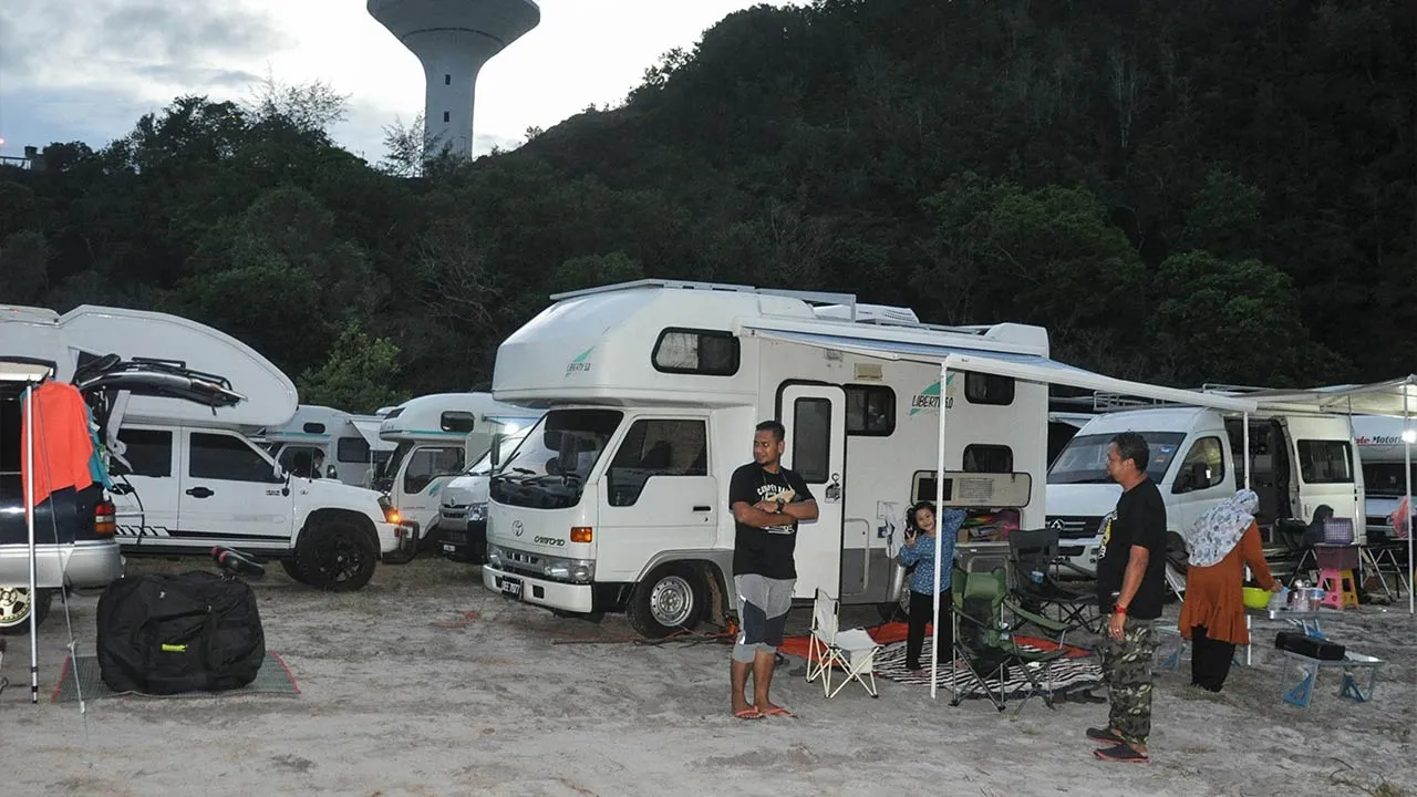 BESUT, 7 Mac -- Sebahagian daripada 76 buah motorhome dan campervan yang mengambil bahagian dalam program Camper Rally Terengganu 2022 di Bukit Bubus selama dua hari berakhir pagi tadi.  Program tersebut merupakan himpunan terbesar dalam sejarah negara yang membabitkan kenderaan rekreasi (RV) dari seluruh negara.  Keseluruhan program itu berlangsung selama selama empat hari di Terengganu bermula di Muara Lagon Kuala Ibai, Marang pada Jumaat lepas sebelum bermalam di Drawbridge Kuala Terengganu kemudian berg