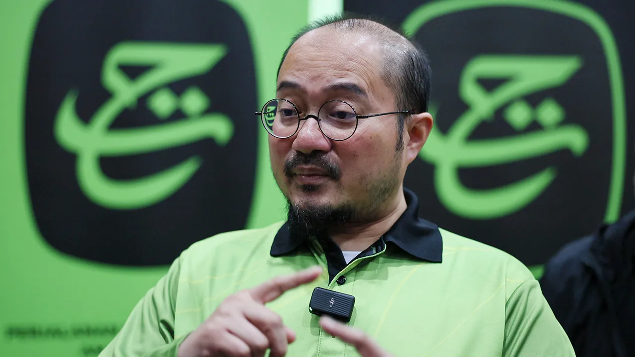 KUALA TERENGGANU, 10 Julai -- Pengarah Urusan Kumpulan dan Ketua Pegawai Eksekutif Tabung Haji (TH) Mustakim Mohamad pada sidang media pada Majlis Perasmian Program Literasi Kewangan TH, Cilik- cilik Dah Celik hari ini.  TH memperluaskan program literasi kewangan Cilik-cilik Dah Celik ke Pantai Timur, menyasarkan penyertaan 100 keluarga muda dari Terengganu, Kelantan dan Pahang, bagi memupuk budaya menabung serta meningkatkan pengurusan kewangan sebagai persediaan masa depan, termasuk menunaikan ibadah haji