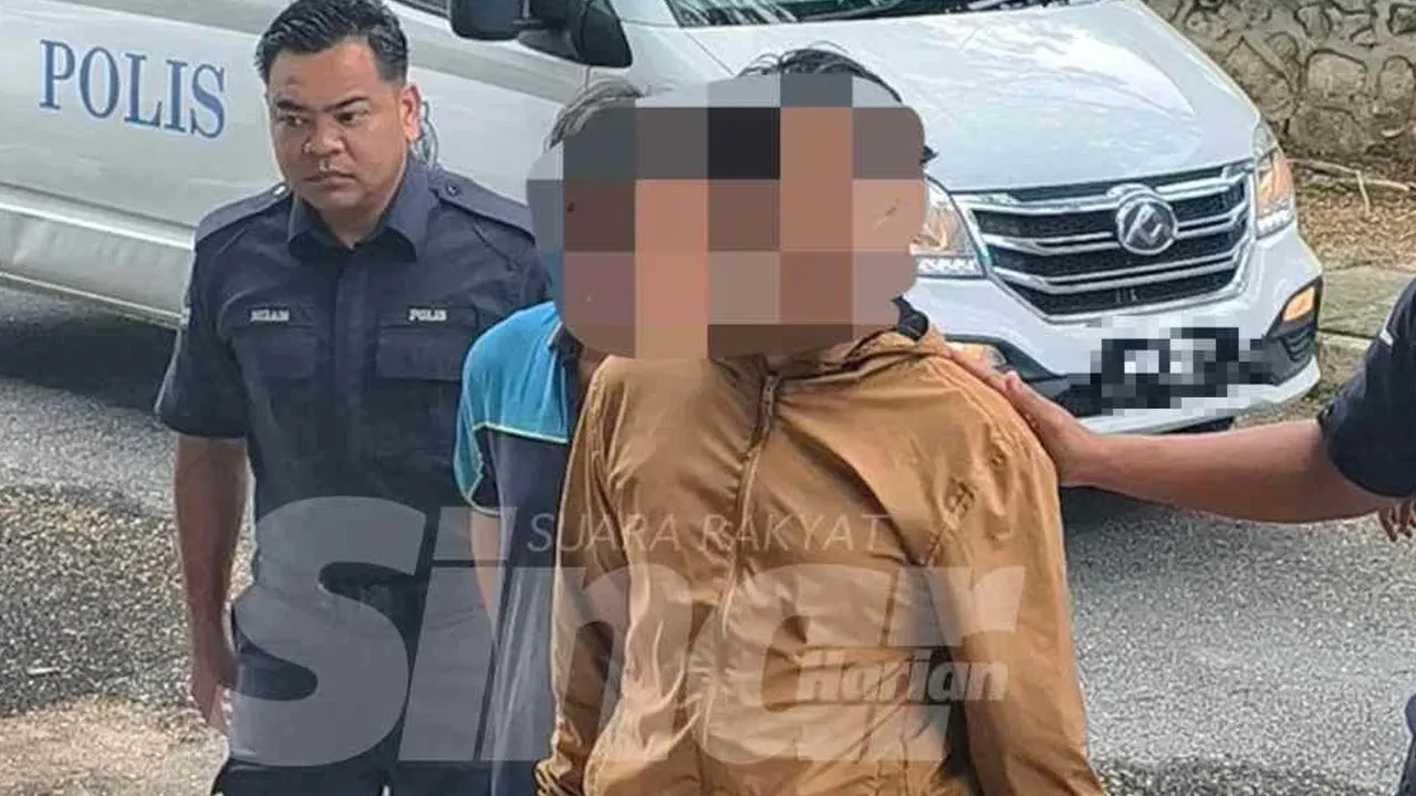 Suspek (berbaju coklat) dibawa polis ke mahkamah untuk permohonan reman. -- SINAR HARIAN