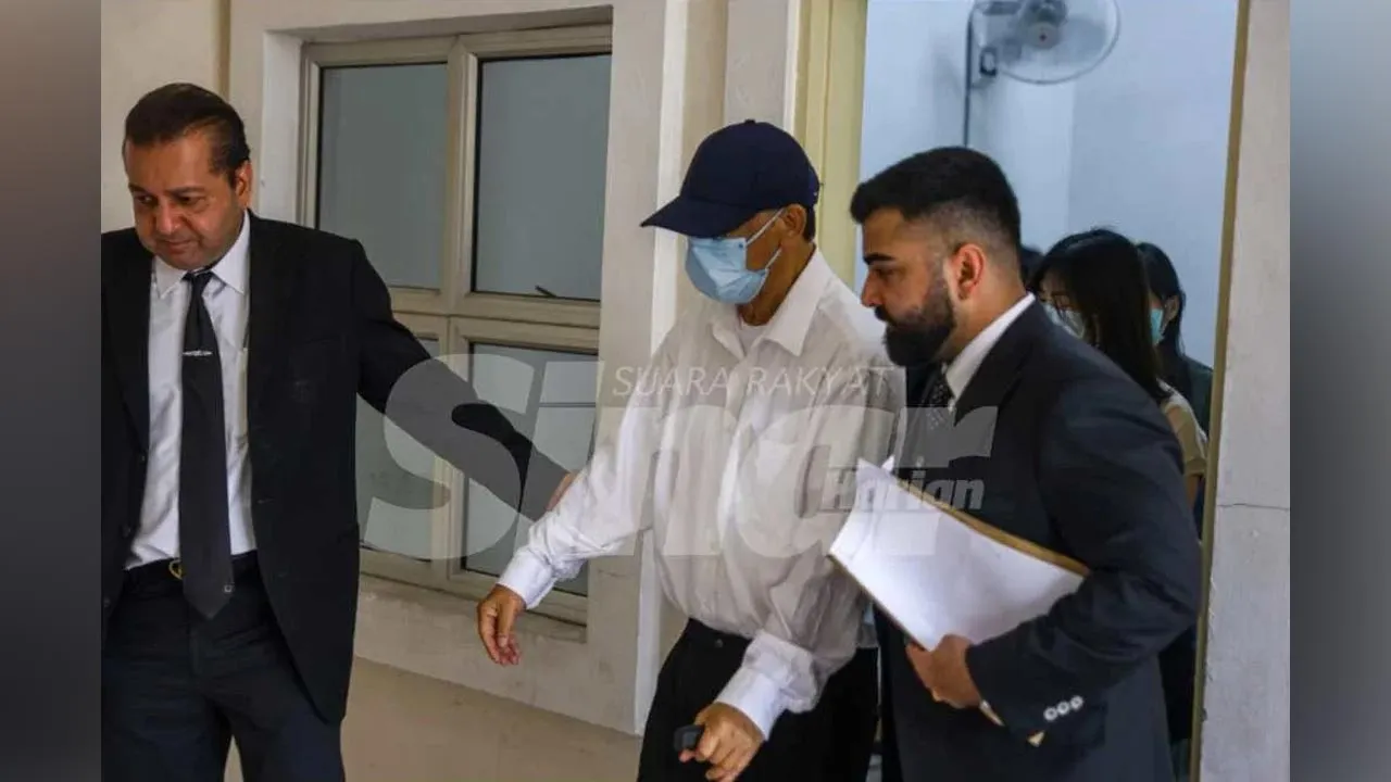 Heng Leong (tengah) memakai topi dan berpelitup muka, hadir ke Mahkamah Majistret Petaling Jaya pada Selasa. - Foto SINAR HARIAN