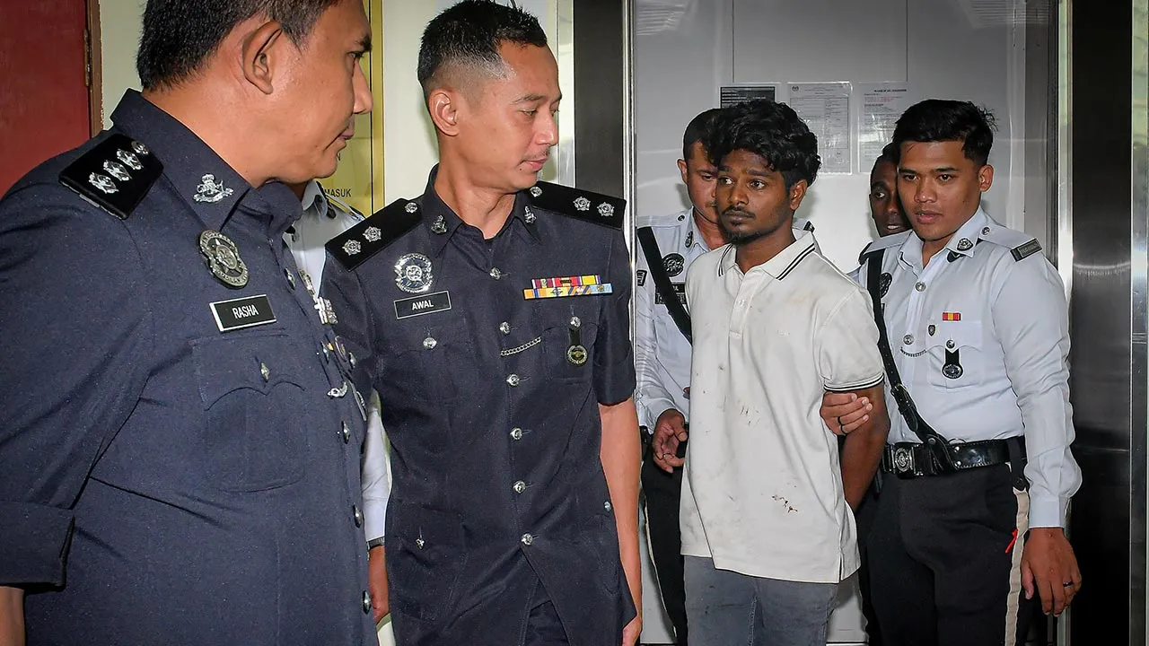 KLANG, 1 April -- Seorang pembantu makmal yang dipercayai memandu di bawah pengaruh dadah dihadapkan ke Mahkamah Majistret di sini hari ini atas pertuduhan membunuh seorang penunggang motosikal, pada Ahad lepas.  R. Saktygaanapathy, 28, didakwa melakukan bunuh dengan menyebabkan kematian kepada Amirul Hafiz Omar, 33, di Jalan Raya Barat di sini pada 11.47 pagi, 29 Mac lepas.  -- fotoBERNAMA (2026) HAK CIPTA TERPELIHARA
