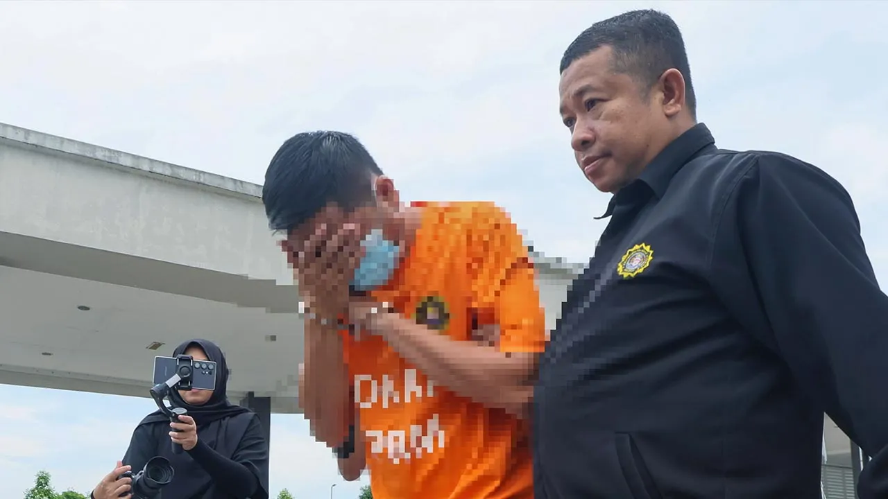 KOTA BHARU, 20 Julai -- Seorang ketua balai polis direman tujuh hari oleh Mahkamah Majistret di sini hari ini bagi membantu siasatan berhubung dakwaan menerima rasuah RM500 sebagai balasan tidak mengambil tindakan terhadap seorang warga asing.  Perintah reman hingga 26 Julai terhadap suspek berusia 41 tahun itu dikeluarkan Majistret Amirul Asyraf Abdul Rashid mengikut Seksyen 117 Kanun Tatacara Jenayah selepas menerima permohonan pegawai Suruhanjaya Pencegahan Rasuah Malaysia (SPRM).  --foto BERNAMA (2026) 
