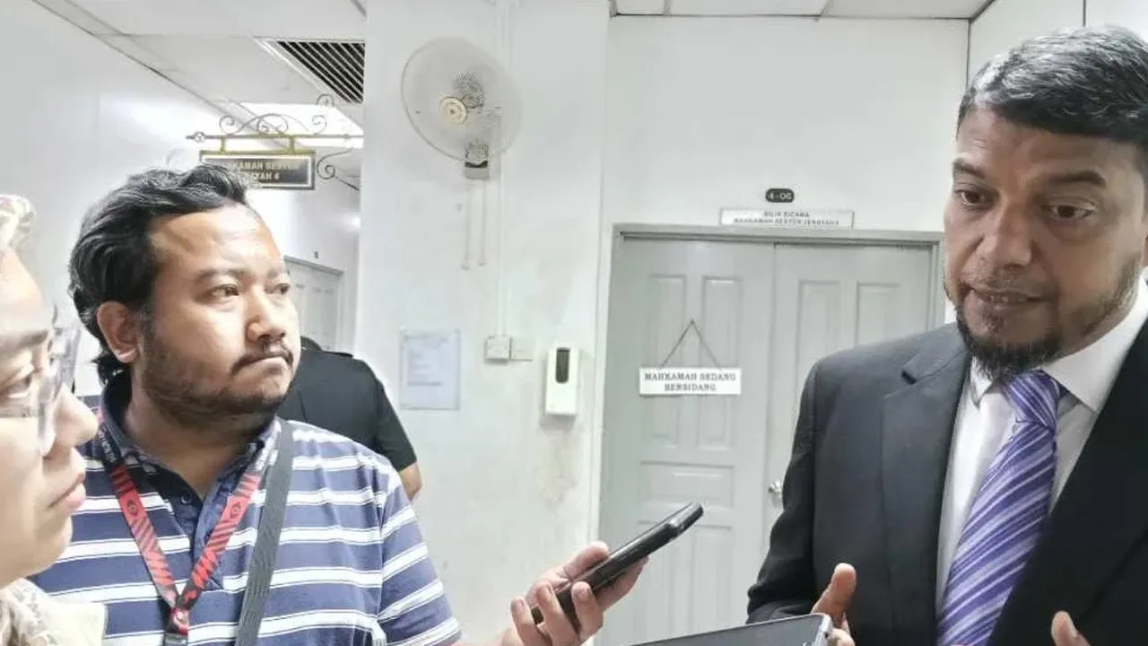 Muhammad Rafique (kanan) ditemui selepas prosiding di Mahkamah Sesyen Johor Bahru. -- SINAR HARIAN