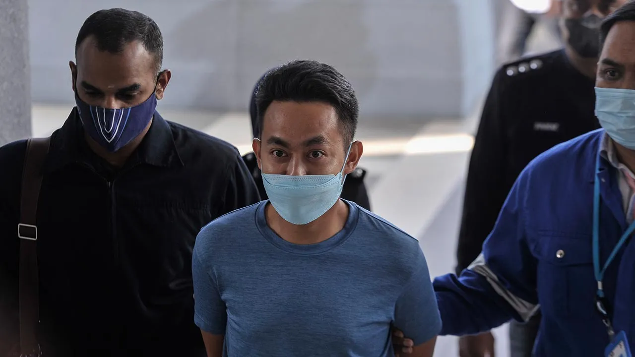 KUALA LUMPUR, 7 Julai -- Bekas calon Bebas bagi kerusi Dewan Undangan Negeri Tanjong Papat, Sabah pada Pilihan Raya Umum ke-14 dihadapkan ke Mahkamah Sesyen di sini hari ini atas dua pertuduhan membuat serta menghantar video jelik terhadap Perdana Menteri Datuk Seri Ismail Sabri Yaakob dan UMNO menerusi aplikasi TikTok dan YouTube.  Jufazli Shi Ahmad, 33, selaku orang kena saman (OKS), bagaimanapun mengaku tidak bersalah selepas pertuduhan dibacakan di hadapan Hakim Nor Hasniah Ab Razak.  --fotoBERNAMA (202