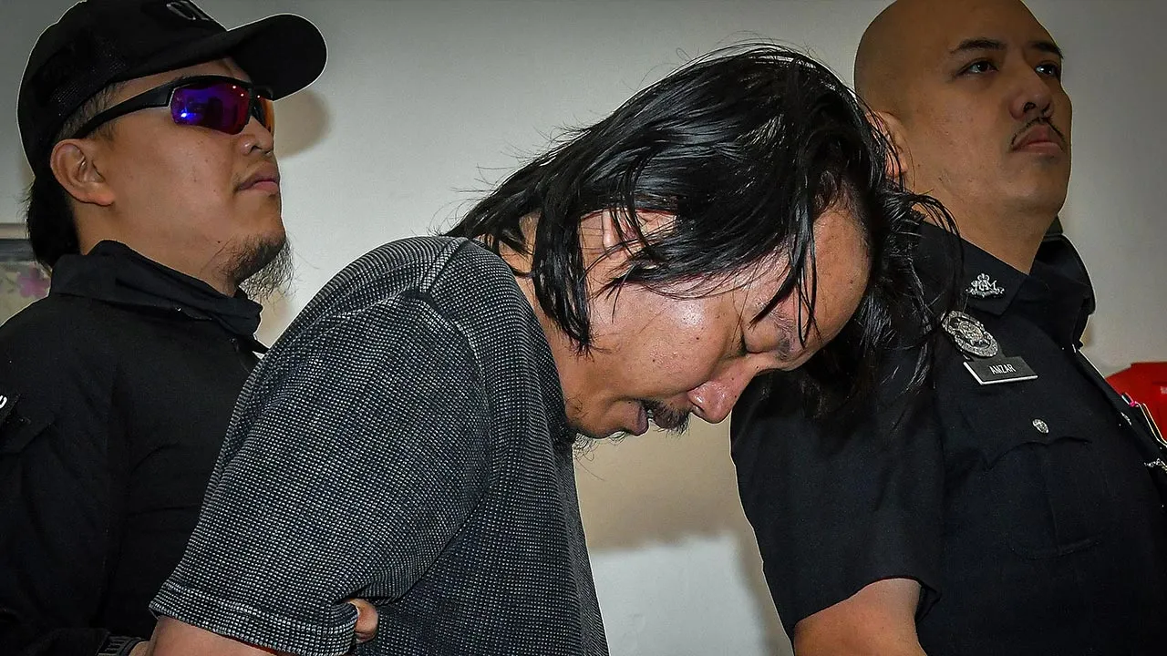 SHAH ALAM, 10 Julai -- Seorang petugas sebuah kolej swasta mengaku tidak bersalah di Mahkamah Sesyen hari ini atas pertuduhan melakukan amang seksual dan liwat terhadap dua remaja lelaki, bulan lepas.  Fikri Zainal Abidin, 38, membuat pengakuan berkenaan selepas kesemua pertuduhan terhadapnya dibacakan di hadapan Hakim Awang Kerisnada Awang Mahmud.  Mengikut pertuduhan, Fikri didakwa melakukan amang seksual fizikal terhadap dua remaja lelaki berusia 14 tahun pada 20, 23 dan 29 Jun di hostel kolej terbabit d