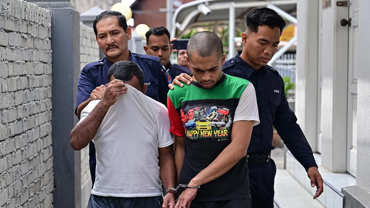 CHUKAI, 22 Julai -- Dua lelaki warga asing termasuk seorang etnik Rohingya, Muhammadtaofit, 25 (dua kanan) dan Mohamad Ismail Mohamad Siddik, 32 (kiri) didakwa di Mahkamah Sesyen Kemaman di sini hari ini atas pertuduhan menyeludup tiga migran warga Myanmar.  Mohamad Ismail Mohamad Siddik, dan warga Thailand, Muhammadtaofit, mengaku tidak bersalah selepas pertuduhan dibacakan secara bersama di hadapan Hakim Wan Suhaila Mohd.  --fotoBERNAMA (2026) HAK CIPTA TERPELIHARA