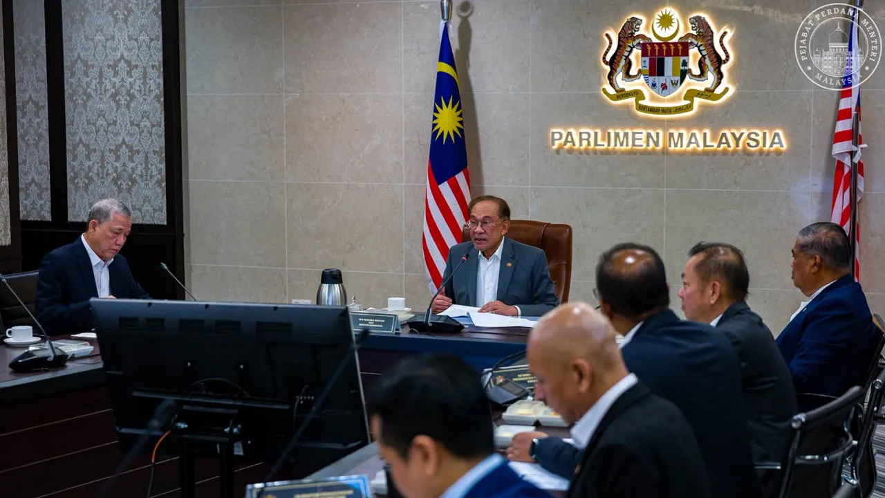 Mempengerusikan Mesyuarat Majlis Keterjaminan Makanan Negara Bilangan 1 Tahun 2026 hari ini, yang meneliti agenda memperkukuh daya saing sektor agromakanan negara bagi menjamin keterjaminan makanan serta meningkatkan kesejahteraan petani, pesawah, penternak dan nelayan. Mesyuarat membincangkan jangkaan fenomena Super El Niño yang diramal melanda Malaysia bermula November 2026. KPKM diminta segera menyediakan langkah mitigasi bagi mengurangkan impaknya terhadap pengeluaran makanan serta memastikan komuniti p