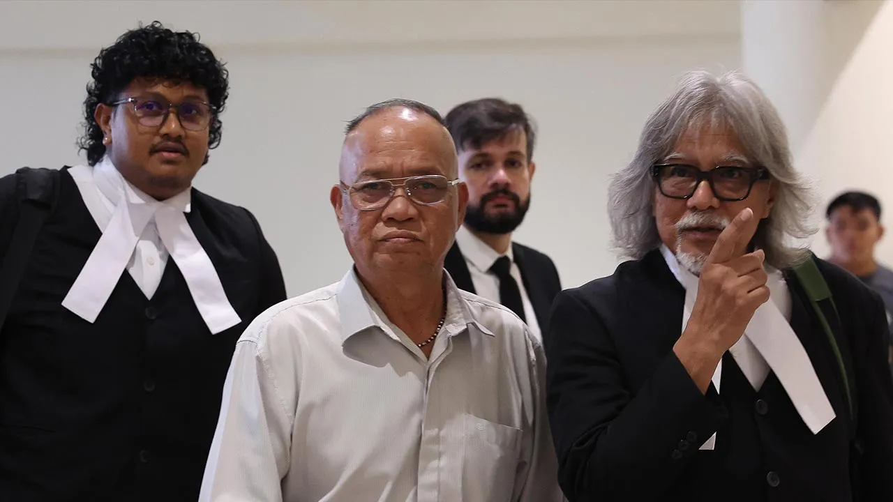 KOTA KINABALU, 23 Julai - Presiden Pertubuhan Rungus Bersatu Sabah Makinsos Nawai (dua, kanan), diiringi peguamnya Ram Singh (kanan) dan anggota Suruhanjaya Pencegahan Rasuah Malaysia (SPRM), tiba di Mahkamah Sesyen Kota Kinabalu hari ini bagi menghadapi pertuduhan menyeleweng peruntukan pembinaan dewan berjumlah RM2 juta.  __fotoBERNAMA (2026) HAK CIPTA TERPELIHARA.