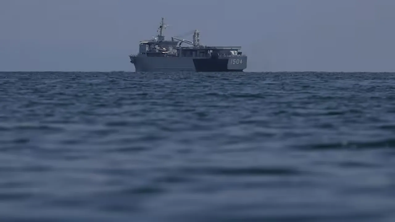 A Malaysian navy vessel patrols waters near Langkawi island, May 16, 2015. A boat crammed with migrants was towed out to sea by the Thai navy and then held up by Malaysian vessels on Saturday, the latest round of "maritime ping-pong" by Asian states determined not to let asylum seekers come ashore. TheUnited Nations has called on countries around the Andaman Sea not to push back the thousands of desperate Bangladeshis and Rohingya Muslims from Myanmar now stranded in wooden boats_REUTERS
