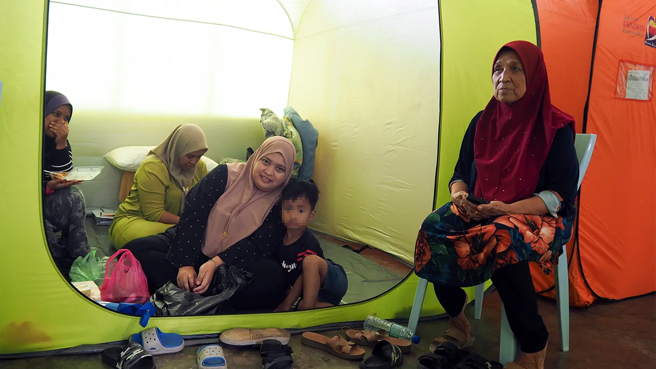 MELAKA, 13 Julai -- Rumiah Sabri (kanan), 75, bersama keluarganya yang ditempatkan di Pusat Pemindahan Sementara (PPS) Sekolah Kebangsaan (SK) Tehel selepas rumah mereka di Kampung Parit Lampong dinaiki air ketika tinjauan di sini hari ini._BERNAMA