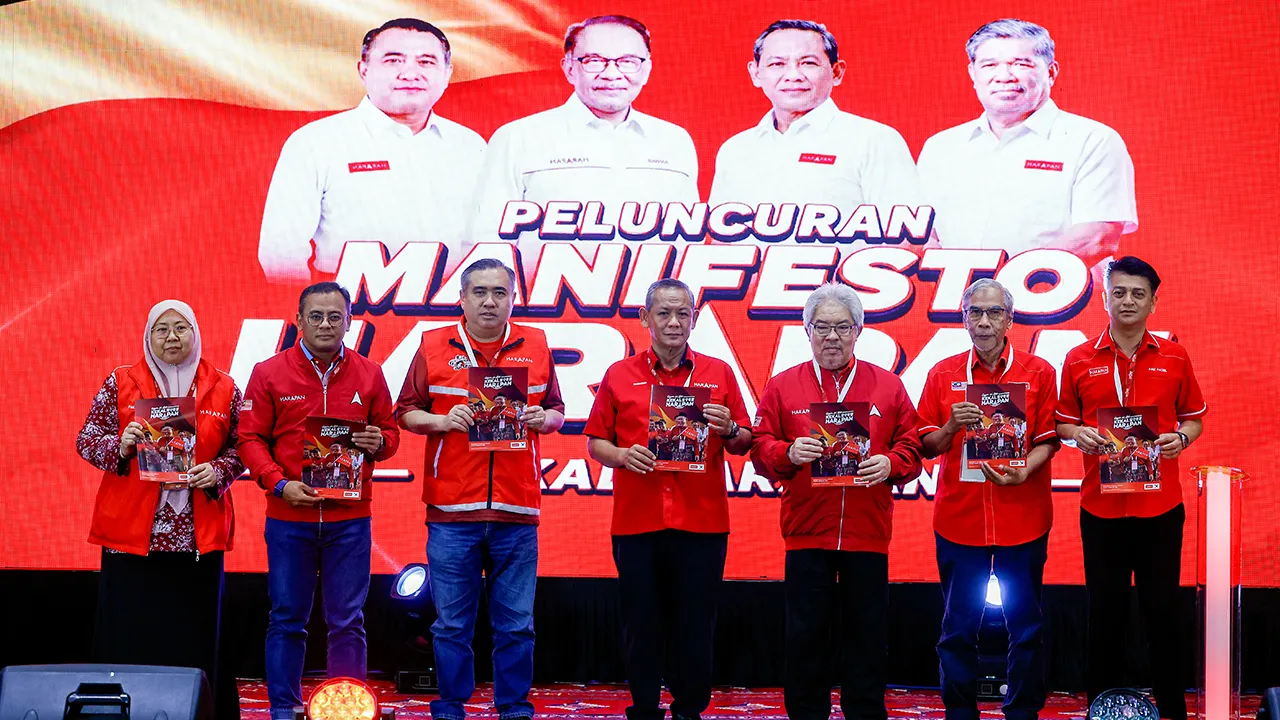 SEREMBAN, 20 Julai -- Pengerusi Pakatan Harapan Negeri Sembilan (PH) merangkap Menteri Besar Negeri Sembilan Datuk Seri Aminuddin Harun bergambar selepas Majlis Peluncuran Manifesto Pakatan Harapan di sebuah hotel, hari ini.  Turut sama Setiausaha Agung DAP Anthony Loke dan Pengerusi Parti Amanah Negara Negeri Sembilan Datuk MK Ibrahim Abd Rahman (tiga, kanan).  --fotoBERNAMA (2026) HAK CIPTA TERPELIHARA