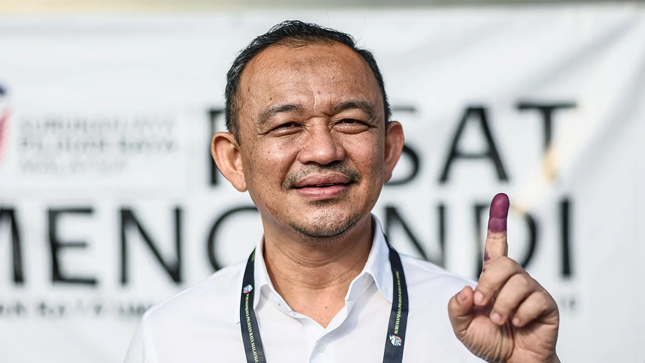 SIMPANG RENGGAM, 11 Julai -- Calon Pakatan Harapan (PH) Dewan Undangan Negeri (DUN) Puteri Wangsa Dr Maszlee Malik mengundi pada Pilihan Raya Negeri (PRN) Johor ke-16 di Sekolah Jenis Kebangsaan (Cina) Tuan Poon, Simpang Renggam pagi ini.  -- fotoBERNAMA (2026) HAK CIPTA TERPELIHARA