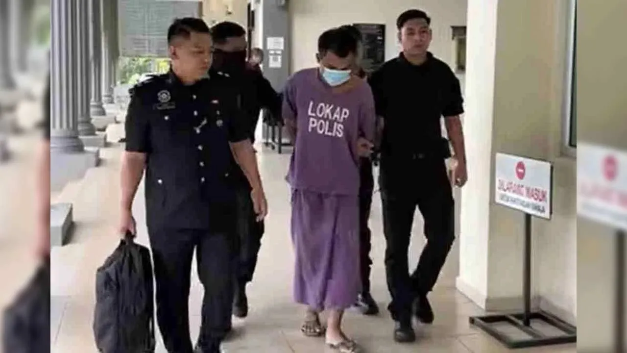Tertuduh (dua dari kanan) mengaku bersalah selepas kedua-dua pertuduhan dibacakan di hadapan Hakim Zulkpli Abdullah di Mahkamah Sesyen Pasir Mas hari ini.