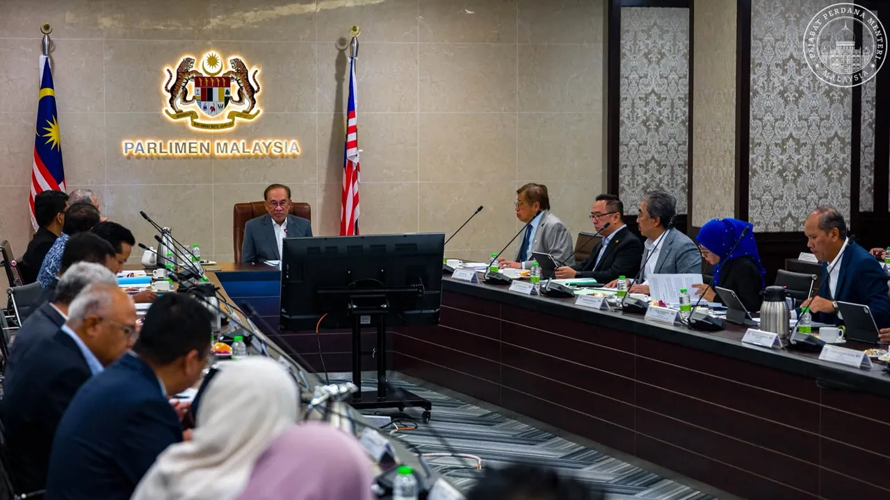 Mempengerusikan Mesyuarat Majlis Keterjaminan Makanan Negara Bilangan 1 Tahun 2026 hari ini, yang meneliti agenda memperkukuh daya saing sektor agromakanan negara bagi menjamin keterjaminan makanan serta meningkatkan kesejahteraan petani, pesawah, penternak dan nelayan. Mesyuarat membincangkan jangkaan fenomena Super El Niño yang diramal melanda Malaysia bermula November 2026. KPKM diminta segera menyediakan langkah mitigasi bagi mengurangkan impaknya terhadap pengeluaran makanan serta memastikan komuniti p