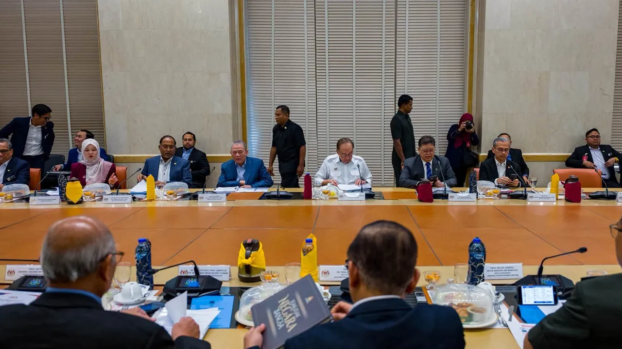 Pembinaan negara bangsa menuntut usaha melahirkan insan yang berjati diri, berintegriti dan berpegang kepada nilai-nilai murni demi mengangkat martabat Malaysia. Dalam Mesyuarat Lembaga Tatakelola Dewan Kenegaraan yang saya pengerusikan hari ini, saya menekankan kepentingan penerapan nilai kenegaraan agar semangat cintakan negara terus subur dalam kalangan rakyat. Saya turut mendengar taklimat mengenai kemajuan pelaksanaan Program Latihan Khidmat Negara (PLKN) yang menunjukkan perkembangan memberangsangkan 