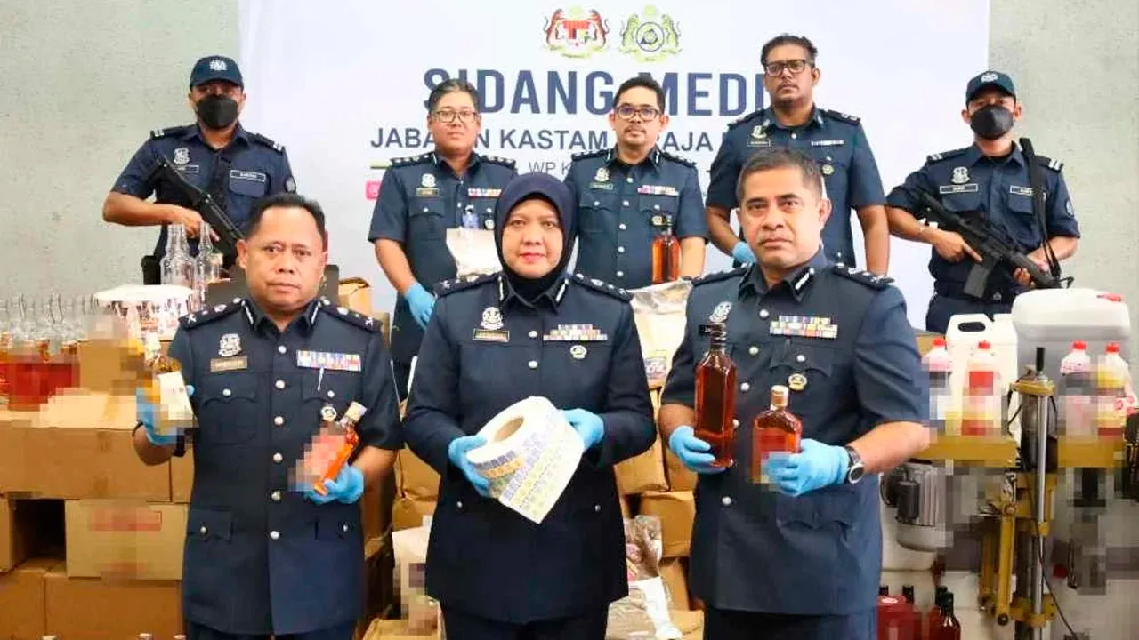 Noraidah (tengah) menunjukkan antara rampasan barang kes hasil tindakan ke atas sindiket memproses minuman keras dan penyeludupan produk tembakau. Foto: JKDM KUALA LUMPUR