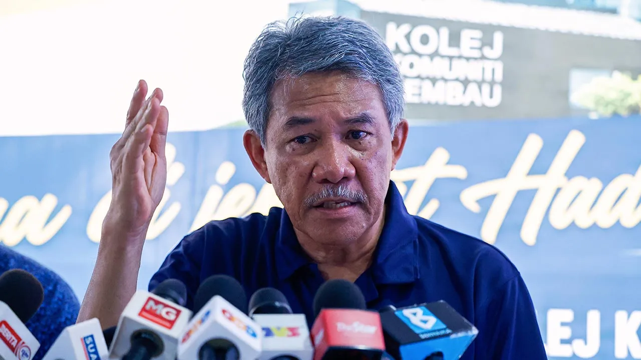 REMBAU, 23 Julai -- Timbalan Pengerusi Barisan Nasional (BN) Datuk Seri Mohamad Hasan ketika sidang media pada Program 'Santai Bersama Tok Mat Hasan' di Kampung Pedas Tengah hari ini.  -- fotoBERNAMA (2026) HAK CIPTA TERPELIHARA