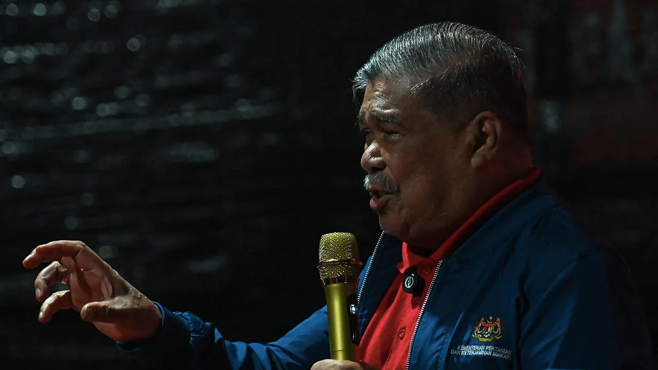 REMBAU, 27 Julai -- Presiden Parti Amanah Negara (Amanah), Datuk Seri Mohamad Sabu berucap ketika berkempen untuk calon Pakatan Harapan (PH) bagi Dewan Undangan Negeri (DUN) N.28 Kota, Muhammad Allif Ibrahim di Astana Raja, hari ini.  DUN Kota menyaksikan saingan tiga penjuru antara calon Pakatan Harapan (PH), Muhammad Allif Ibrahim; penyandang kerusi Barisan Nasional (BN), Suhaimi Aini; dan calon Parti Pribumi Bersatu Malaysia (Bersatu), Akmal Noradzmi Abd Rahim pada Pilihan Raya Negeri (PRN) Negeri Sembil