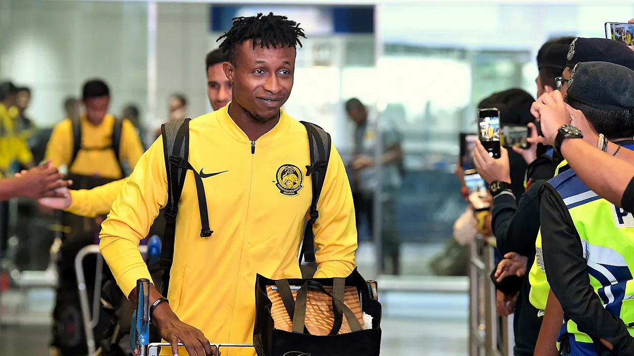 SEPANG, 6 Sept -- Penyerang Skuad Harimau Malaya, Mohamadou Sumareh bersama rakan sepasukan tiba di Balai Ketibaan Lapangan Terbang Antarabangsa Kuala Lumpur (KLIA) hari ini selepas menewaskan Indonesia pada perlawanan kelayakan Piala Dunia 2022/Piala Asia 2023 di Stadium Utama Gelora Bung Karno, Jakarta semalam. --fotoBERNAMA (2019) HAK CIPTA TERPELIHARA