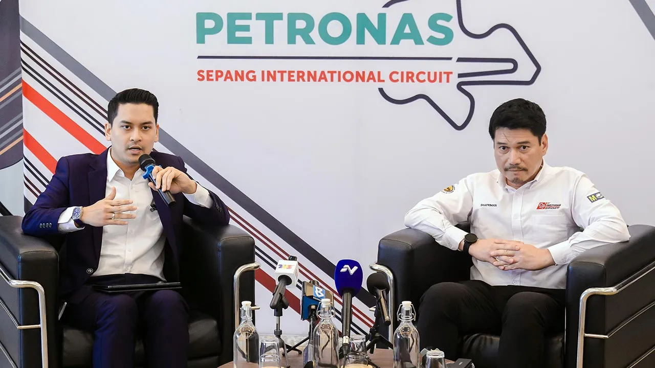 SEPANG, 1 Julai -- Menteri Belia Dan Sukan, Dr Mohammed Taufiq Johari (kiri) bercakap pada sidang media mengenai Pembaharuan Kontrak MotoGP Malaysia di Litar Antarabangsa Sepang (SIC) hari ini.  Turut hadir Ketua Pegawai Eksekutif Litar Antarabangsa Sepang (SIC), Azhan Shafriman Hanif (kanan).  --fotoBERNAMA (2026) HAK CIPTA TERPELIHARA