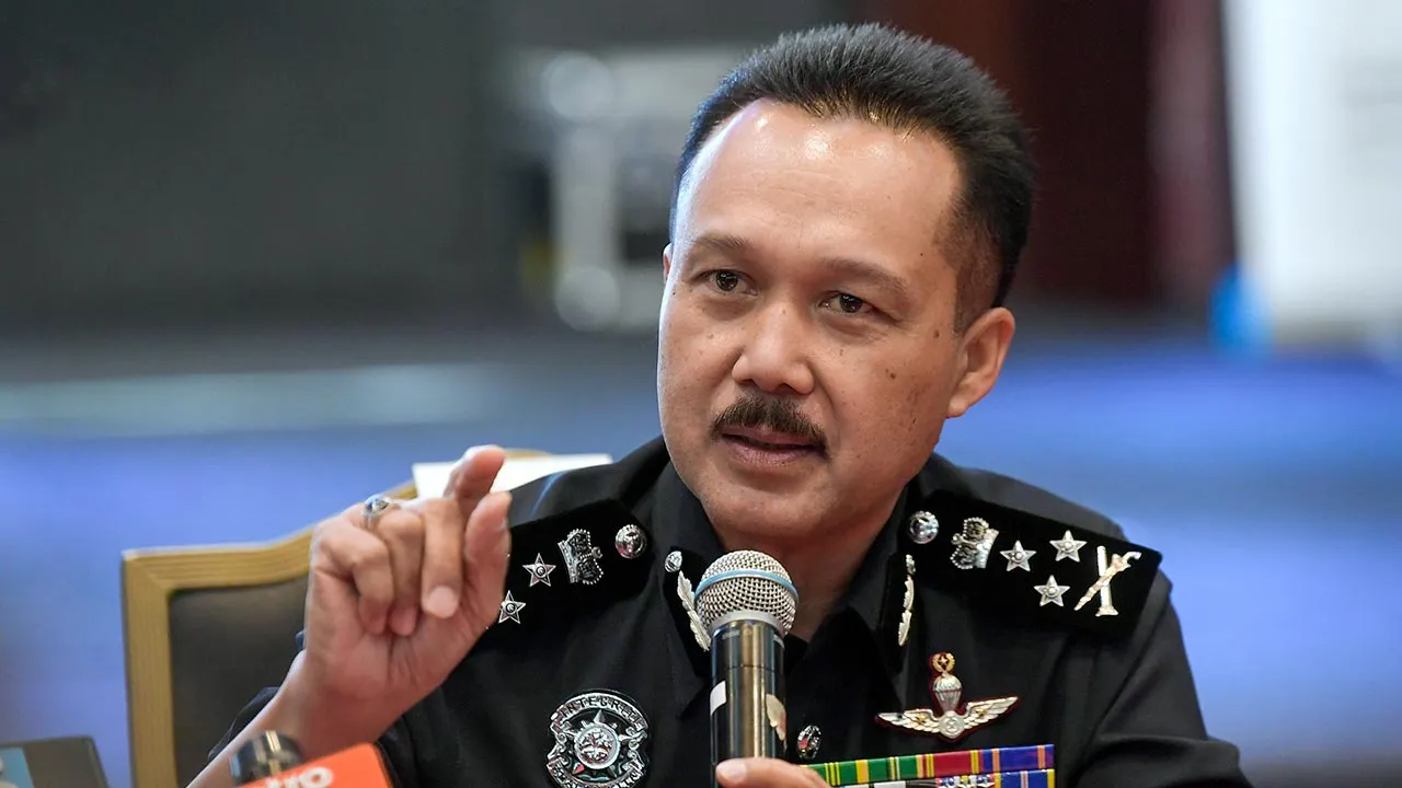 KUALA LUMPUR, 19 Mac -- Pengarah Jabatan Siasatan dan Penguatkuasaan Trafik (JSPT) Bukit Aman Datuk Seri Mohd Yusri Hassan Basri pada taklimat dan sidang media bagi persediaan PLUS dalam menguruskan peningkatan trafik sempena musim perayaan Hari Raya Aidilfitri 2025 di Persada PLUS hari ini.  --fotoBERNAMA (2025) HAK CIPTA TERPELIHARA