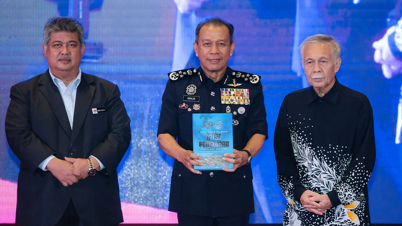 KUALA LUMPUR, 27 Julai -- Ketua Polis Negara Tan Sri Mohd Khalid Ismail (tengah) meluncurkan Buku Misi Pengaman Pertubuhan Bangsa-Bangsa Bersatu (PBB) Polis Diraja Malaysia (PDRM) di sini hari ini.  Turut hadir, Timbalan Ketua Setiausaha (Keselamatan) Kementerian Dalam Negeri, Datuk Abdul Halim Abdul Rahman (kiri) dan Pengerusi Lembaga Pengelola Yayasan Pembangunan Buku Negara, Tan Sri Profesor Dr Abdul Latiff Abu Bakar (kanan).  --fotoBERNAMA 