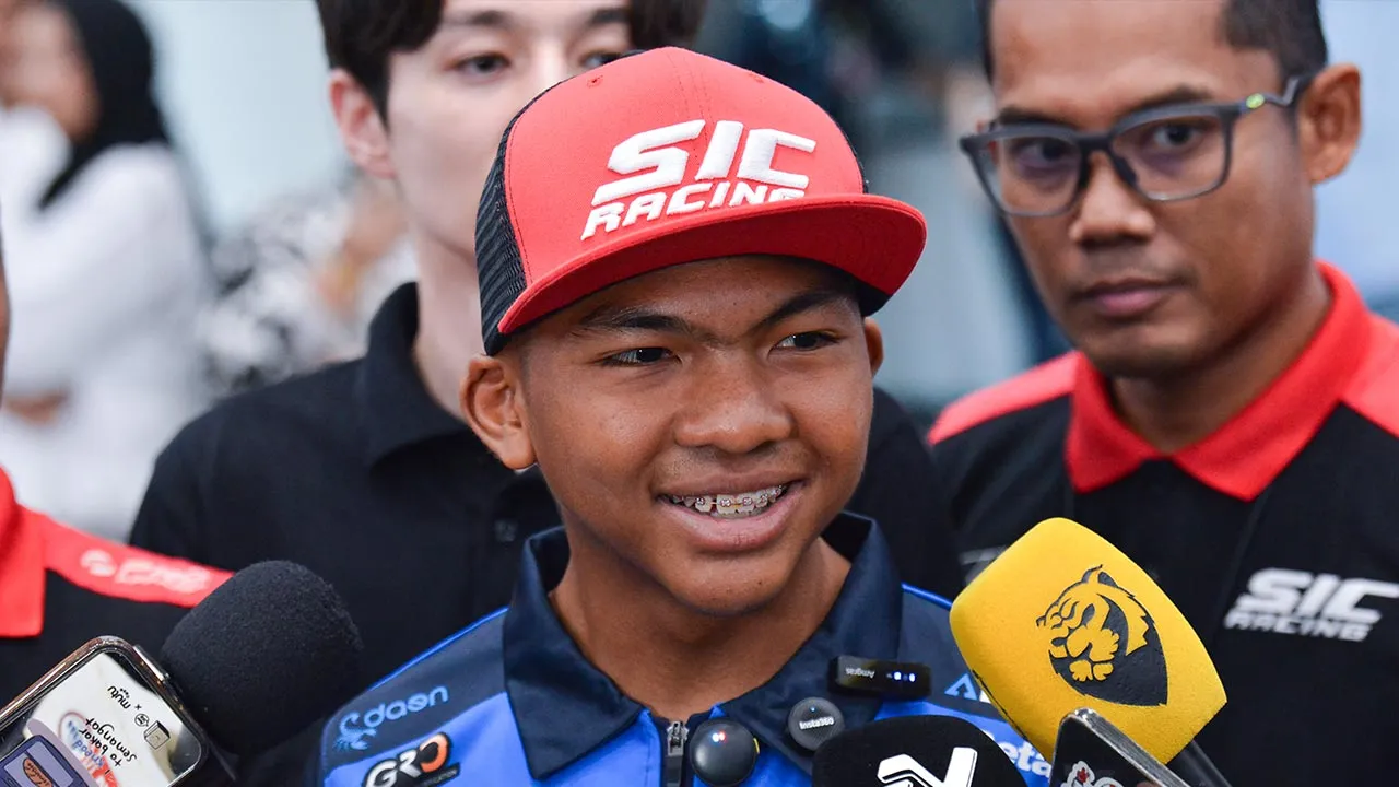SEPANG, 14 Julai -- Pelumba Moto3 negara Muhammad Hakim Danish Ramli ketika ditemui media selepas merangkul kejuaraan sulung Moto3 musim ini pada Grand Prix (GP) di Lapangan Terbang Antarabangsa Kuala Lumpur (KLIA), hari ini.  --fotoBERNAMA (2026) HAK CIPTA TERPELIHARA