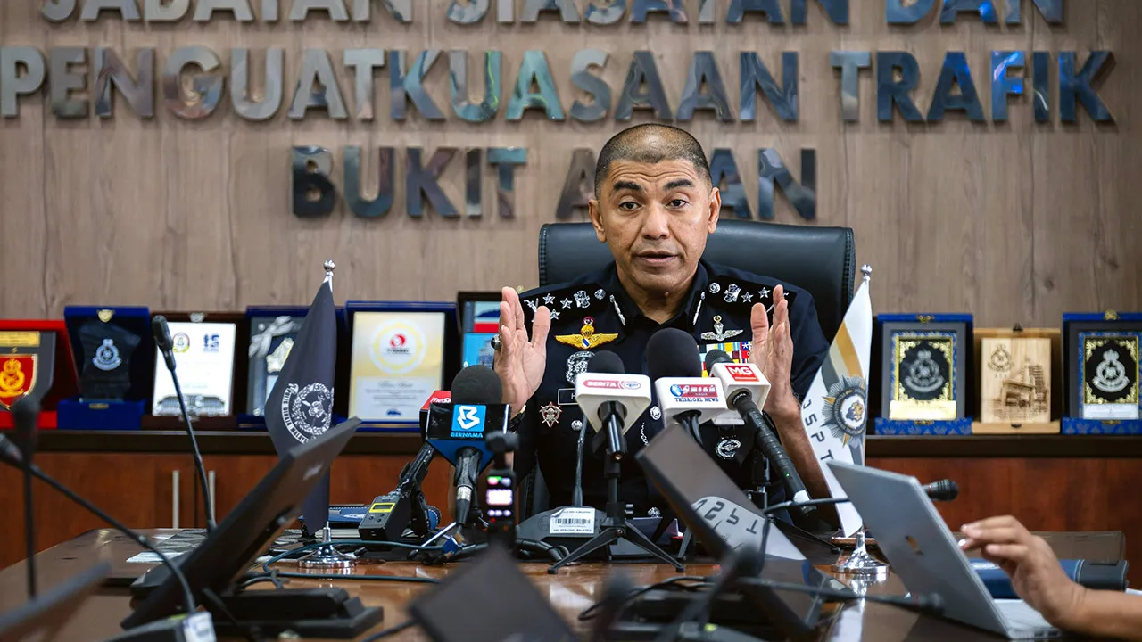 KUALA LUMPUR, 1 Julai -- Pengarah Jabatan Siasatan dan Penguatkuasaan Trafik (JSPT) Bukit Aman, Datuk Seri Muhammed Hasbullah Ali, bercakap pada sidang media mengenai kejayaan JSPT dalam operasi bersepadu menangani pemandu kenderaan perdagangan di bawah pengaruh dadah bersama Jabatan Siasatan Jenayah Narkotik dan Agensi Antidadah Kebangsaan di Ibu Pejabat Polis Bukit Aman hari ini.  --fotoBERNAMA