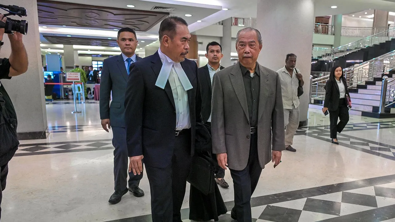KUALA LUMPUR, 13 Julai -- Bekas Perdana Menteri Tan Sri Muhyiddin Yassin hadir di Mahkamah Tinggi hari ini bagi perbicaraan tujuh pertuduhan menyalahgunakan kedudukan dan pengubahan wang haram.  Muhyiddin, 79, yang ketika kejadian merupakan Perdana Menteri dan Presiden Bersatu, berdepan empat pertuduhan menggunakan kedudukannya untuk memperoleh suapan berjumlah RM225.3 juta bagi parti itu daripada tiga syarikat iaitu Bukhary Equity Sdn Bhd, Nepturis Sdn Bhd dan Mamfor Sdn Bhd serta Datuk Azman Yusoff, berka