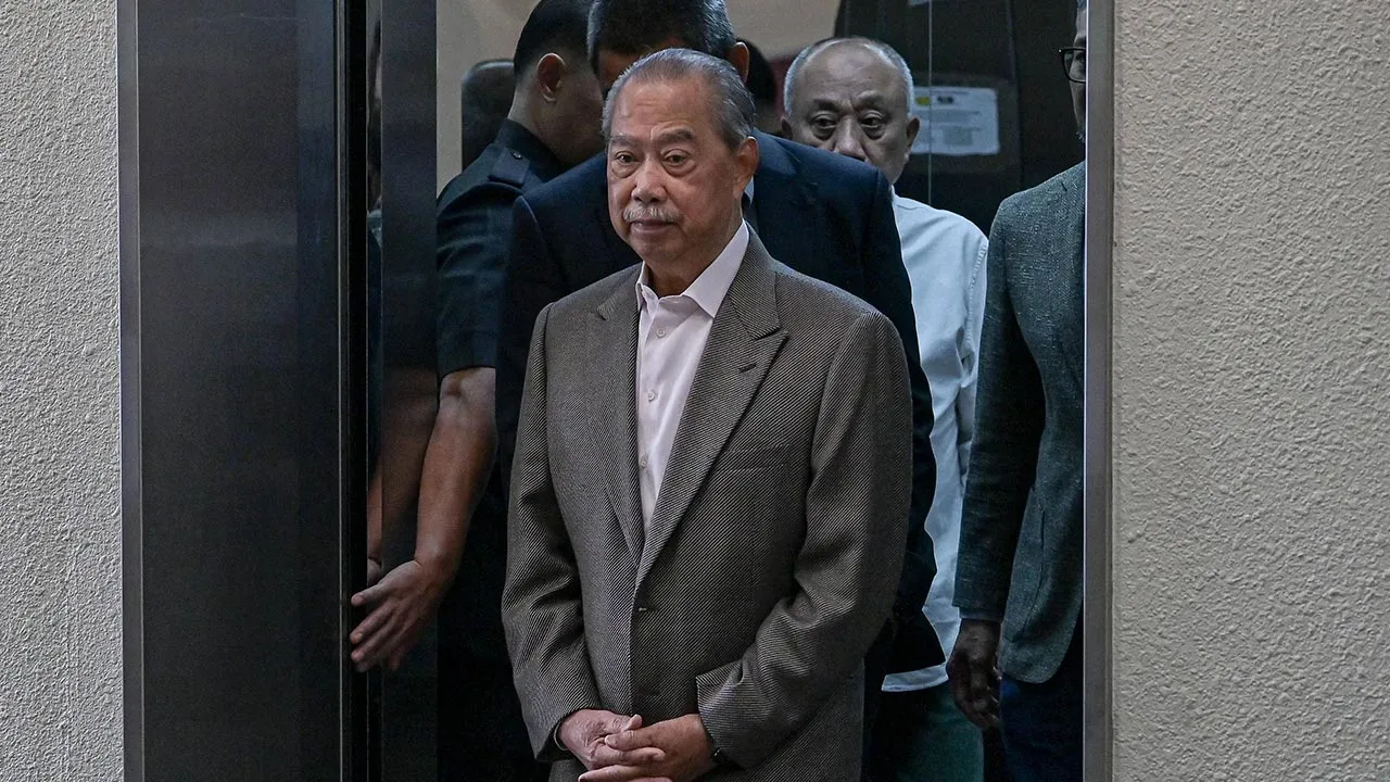 KUALA LUMPUR, 29 Julai -- Bekas Perdana Menteri Tan Sri Muhyiddin Yassin hadir di Mahkamah Tinggi hari ini bagi perbicaraan tujuh pertuduhan menyalahgunakan kedudukan dan pengubahan wang haram.  Muhyiddin, 79, yang ketika kejadian merupakan Perdana Menteri dan Presiden Bersatu, berdepan empat pertuduhan menggunakan kedudukannya untuk memperoleh suapan berjumlah RM225.3 juta bagi parti itu daripada tiga syarikat iaitu Bukhary Equity Sdn Bhd, Nepturis Sdn Bhd dan Mamfor Sdn Bhd serta Datuk Azman Yusoff, berka