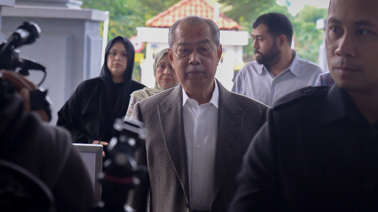 KUALA LUMPUR, 27 Julai -- Bekas Perdana Menteri Tan Sri Muhyiddin Yassin hadir di Mahkamah Tinggi hari ini bagi perbicaraan tujuh pertuduhan menyalahgunakan kedudukan dan pengubahan wang haram.  --fotoBERNAMA