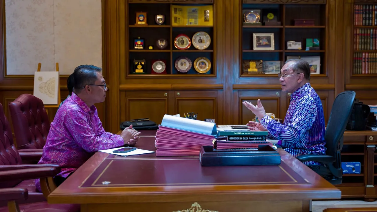 Alhamdulillah, Terima kasih YAB PMX.  Meskipun dalam kesibukan tugasan rasmi, tetap dapat meluangkan masa untuk mendengar sendiri respon rakyat di akar umbi mengenai cabaran yang dihadapi dalam pelaksanaan inisiatif BUDI Diesel terutamanya di Sabah.  Perbincangan berterusan antara pemegang taruh dan agensi Negeri dan Persekutuan akan diteruskan agar inisiatif penyasaran subsidi bahan api (Petrol dan Diesel) dapat dioptimumkan tanpa menjejaskan kualiti kehidupan rakyat terutamanya di kawasan pedalaman.